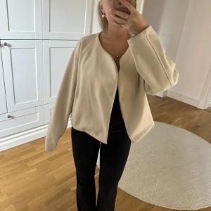 Beige jacka - Finaste höstjackan från Gina tricot. Endast använd fåtal gånger så fint skick💗
