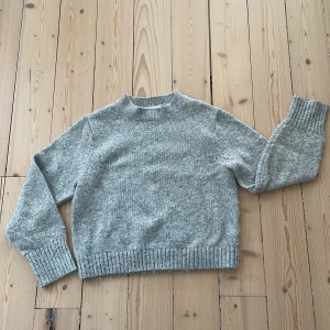 Gullig vinter tröja - Gullig tjocktröja från Monki. Perfekt för vintern. 88% polyester, 6% akryl och 6%polyamid. Lite nopprig. Skriv om du vill ha fler bilder!