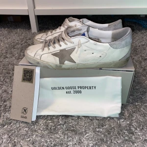 Golden goose skor - Säljer ett par riktigt snygga golden goose skor i relativt fint skick förutom en defekt på sidan av högerskon, går absolut att fixa med lim - tveka inte att höra av dig vid frågor!