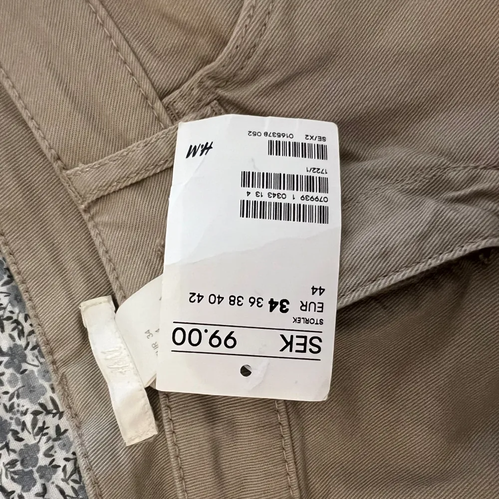 Säljer dessa söta shorts från h&m som aldrig kommit till användning. Går att vika upp som första bilden eller vika ner som andra. Supersöta och i nyskick. Storlek XS /34🤍. Shorts.