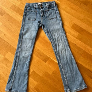 Zara jeans - Säljer nu mina fina zara jeans. Dem är i storlek 13-14. Hör av er om ni vill ha fler bilder eller har några frågor😊
