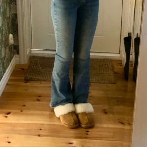 Blå bootcut jeans - Säljer ett par snygga blå bootcut jeans.  Använd fåtal gånger.Kan tänka mig att gå ner i pris. Skriv gärna för mer bilder eller frågor. Nypris:699kr