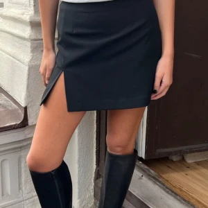 Djerf Avenue kjol  - Djerf Avenue must have mini skirt black. Storlek L. Nypris 950, använd 1-2 gånger. 