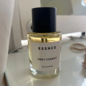 Parfym från essnce!! - Very cherry parfym från essnce, endast testad💗💗luktar supergott men passade inte mig💗