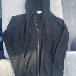 Kashmir zip hoodie davida  - En hoodie i 100% kashmir från davida som är i bra skick, passar perfekt nu till hösten,  kom gärna med frågor🤝🔥💯  Nypris zalando: 2236 kr Mitt pris: 899