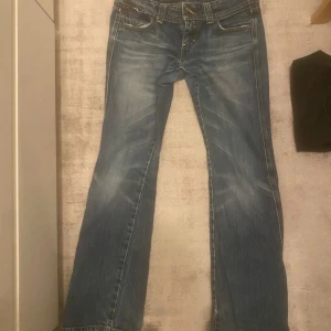 Bootcut jeans -  Jättesnygga bootcut jeans. utsvängda med låg midja. Har lite defekter men inget som man tänker på när man man bär de❤️midje mått 40 tvärs över och underbens längden är 78 cm❤️ 