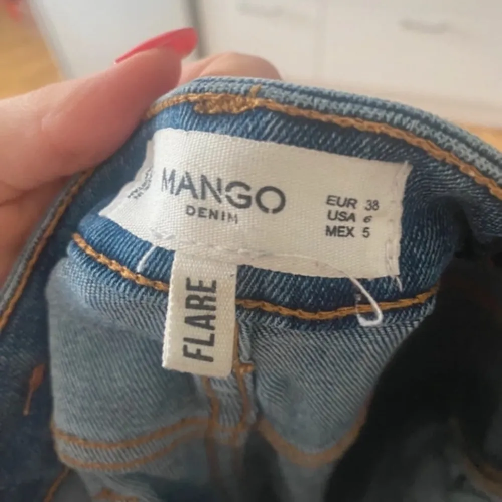 Utsvängda jeans, inga tecken på användning . Jeans & Byxor.