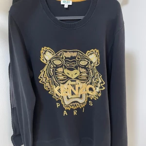 Kenzo tröja M. OBS ÄKTA!!! - Fick den i present men den passade inte mig, använt endast en gång. Storlek M.