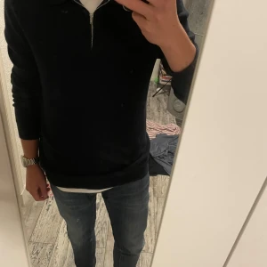 Halvsip mörkblå tröja  - Säljer nu min snygga halvsip från selected/homme, den är lite riven uppe vid kragen fast det är under tröjan bredvid dragkedjan så det syns inte. Annars är tröjan i topp skick. Skön pass form
