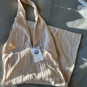 Stickad klänning  - Snygg stickad klänning ifårn & otherstories 