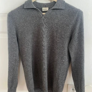 💫John Henric kashmir💫 - Hej! Säljer denna tröja ifrån John Henric. Tröjan är i storlek S. Kahsmirblandning. Hör av er vid frågor eller funderingar💫🙌