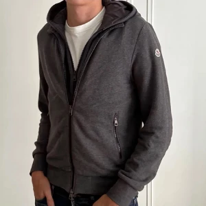 Moncler cardigan  - Säljer en tvär fet moncler cardigan med dubbel dragkedja!  börjar bli lite liten för mig så säljer den! Skriv gärna om det är några frågor eller funderingar! 