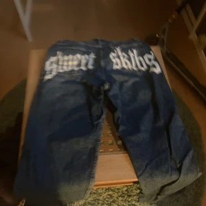 Sweet skateboard byxor - Jag har två par av dom så om man vill ha två så funkar det för lite mer pengar bara men jag har inte använt dom någonting typ