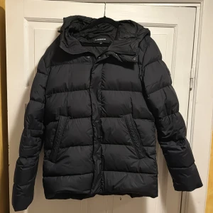 J.lindeberg Bane down jacket - Säljer min jacka från förra vintern som jag växt ur. Det är ingen reva på jackan, även ingen repa eller nån defekt. Säljer för att jag växt ur den. Priset är inte hugget kom gärna med förslag!
