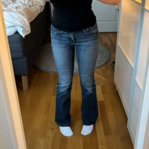 Esprit bootcut jeans - Jeansen är i mycket bra skick och har varit väl omhändertagna.