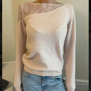 Stickad tröja med spets - Så gullig och mysig. Jag har alltid storlek xs i kläder och denna sitter helt perfekt. 