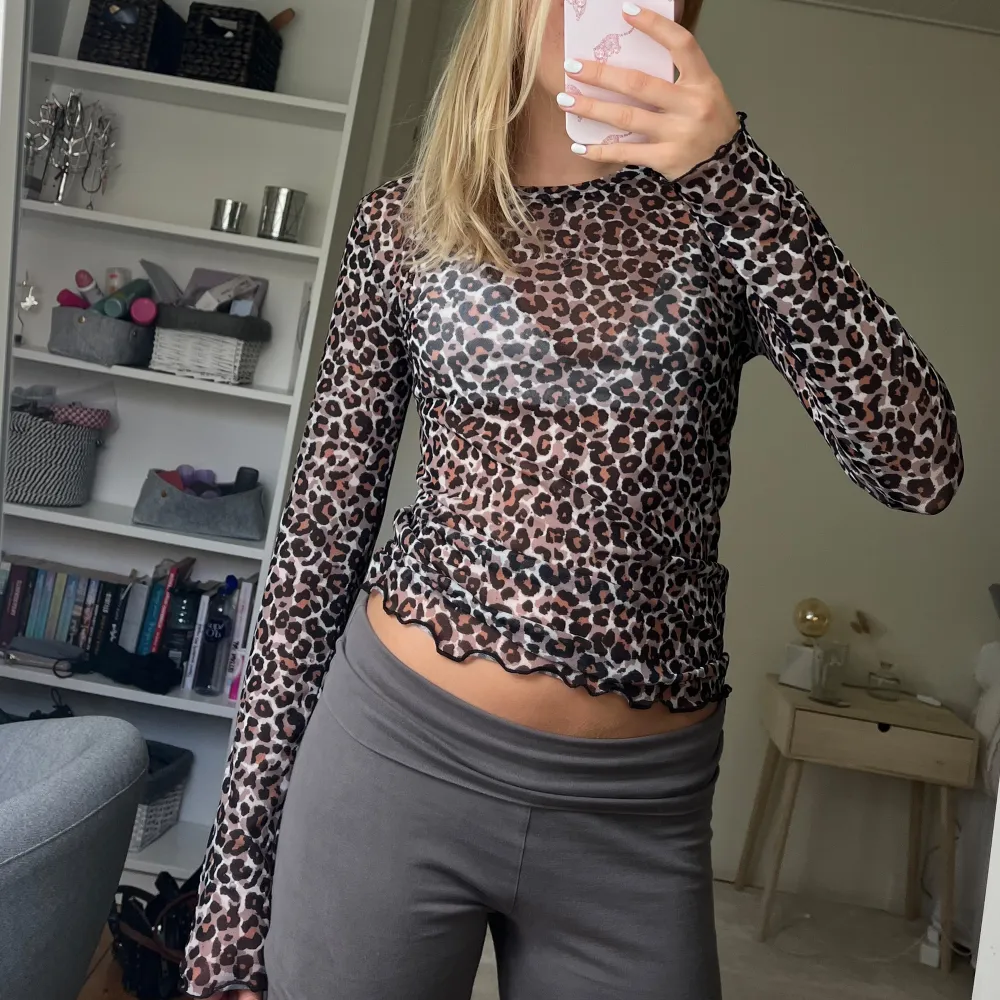 Sjukt snygg meshtopp i leopard mönster. Fin detalj på slutet av tröjan och ärmarna ❤️❤️. Toppar.