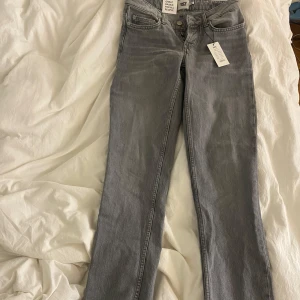 Lager 157 icon jeans - Säljer mina helt oanvända jeans från lager 157. Lite långa på mig som är 161 cm. Köpare står för frakt💗