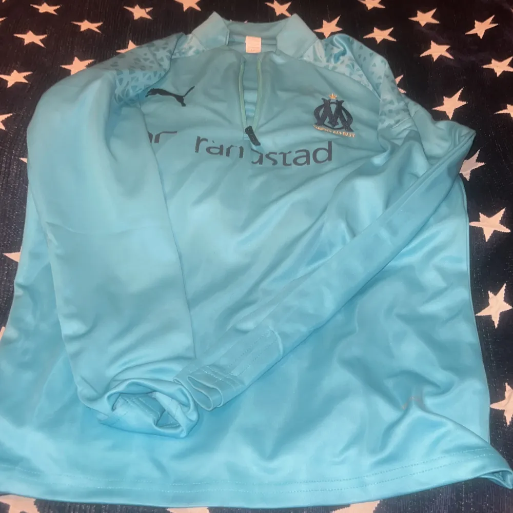 En snygg Marseille tracksuit som är ganska ny använt kanske 2-3 gånger säljer för att har två stycken köpte för 1400 från Marseille hemmaarena tveka inte på att fråga någara fråhor. Tröjor & Koftor.