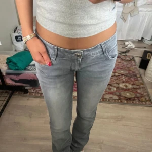 low waisted jeans❣️ - Jag köpte dessa fina jeans på Vinted så bilderna är inte mina!🥰Jeansen är i jättebra skick och är i storlek 38 men passar mig som har storlek 36 i vanliga fall! Kontakta mig om ni har några frågor❣️