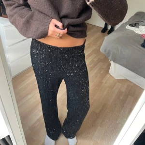 Glitter byxor - Glittriga fest byxor, köpt i vintras och använd en gång, inga defekter eller fläckar alls💞 slutsålda! 