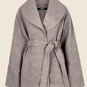 Höstkappa grå strl S - Jättefin kappa med skärp  Både elegant och enkel  Använd några gånger, är i jättefint skick. 