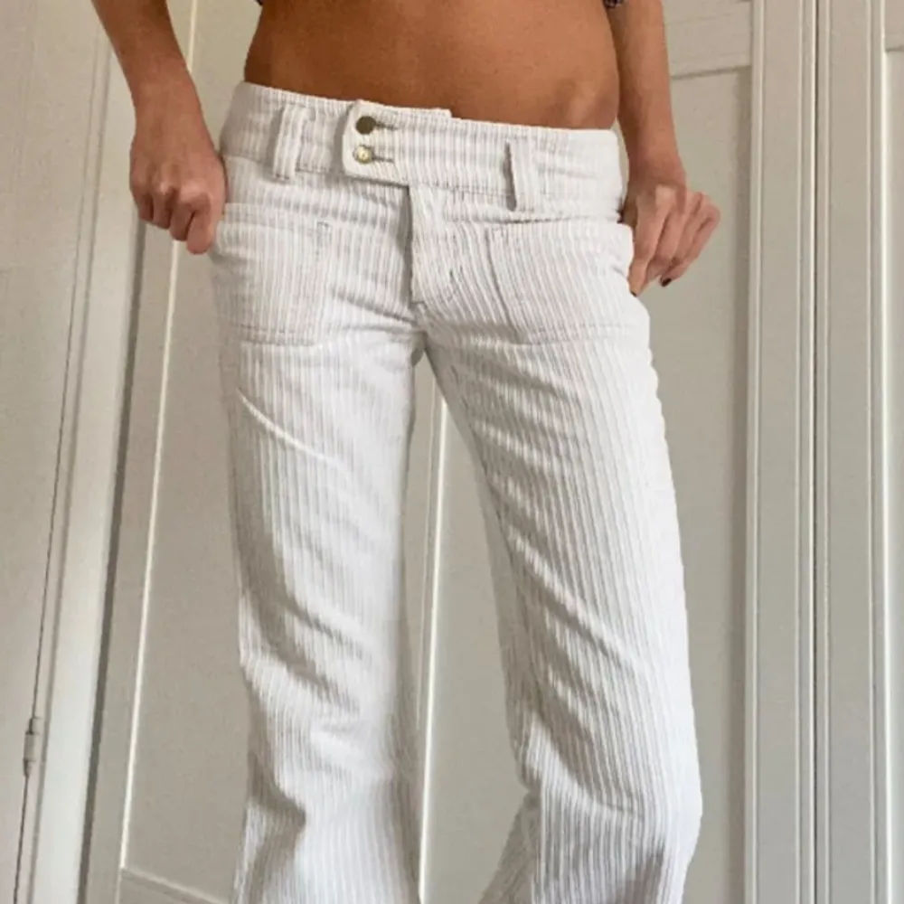 LÅNADE BILDER! Säljer mina jättesnygga Manchester jeans som jag älskar men tyvärr är de för små nu! Passar till sååå många tillfällen🩷skriv för frågor eller mer bilder!. Jeans & Byxor.