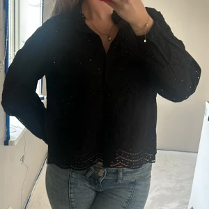 Blus - Supersöt svart blus som inte kommit till användning. Den är i storlek 36 och passar mig som bär S. Den har inga defekter och är i nyskick. Nypris 700kr💕