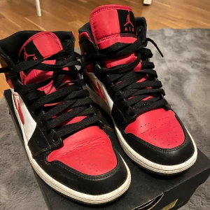 Air Jordan 1 - 40,5 i storlek i väldigt bra skick. Säljer då de inte passar ännu. 