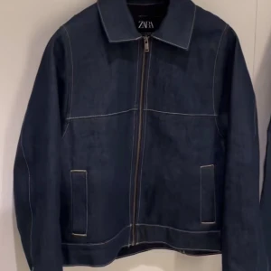 Zara Denim Jacka - Denna varan säljs inte längre på Zara! Den är bara testad. Ny pris var 800kr men säljs för bara 599kr. Perfekt för konserter, middagar, ute kvällar eller andra events.  Skicka meddelande vid frågor så kommer vi fram till en deal😊🙌 