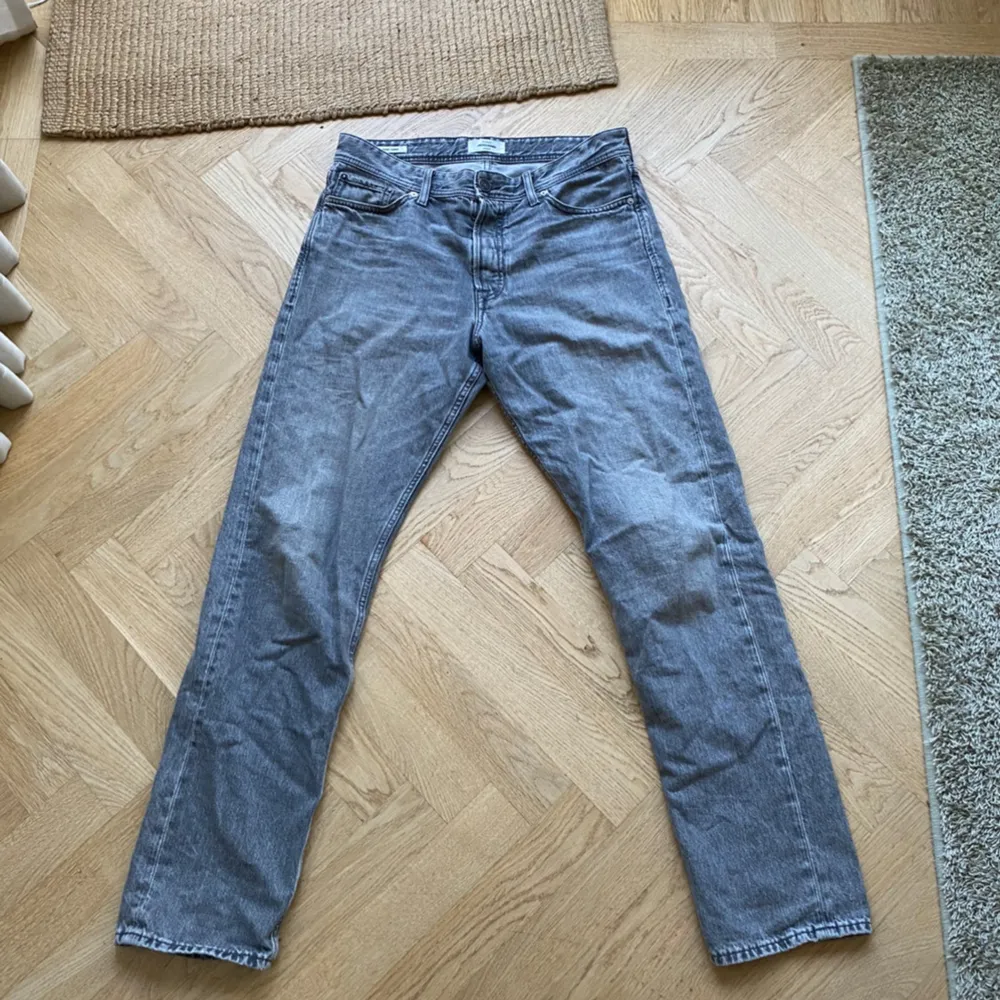 Sjukt snygga jeans från märket Jack and jones. Modellen heter loose/chris. Mindre defekter på höger bakficka.  Hör av dig om fler bilder eller frågor!. Jeans & Byxor.