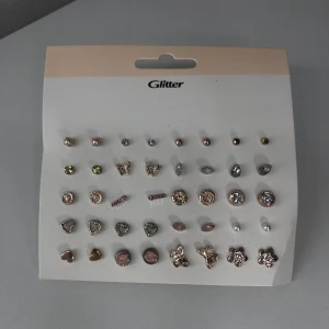 Guldörhängen  - Ett helt sett med guldörhängen i olika former, några av dom är använda fåtal gånger! Hör av dig vid frågor & köp 🫧. ❗️Tar bara emot Swish ❗️