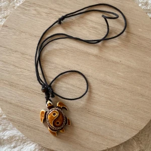 Halsband - Fint halsband med sköldpadda i trä! Justerbart band. Kan skickas med frimärke 22 kr. Säljer massor av smycken, samfraktar gärna