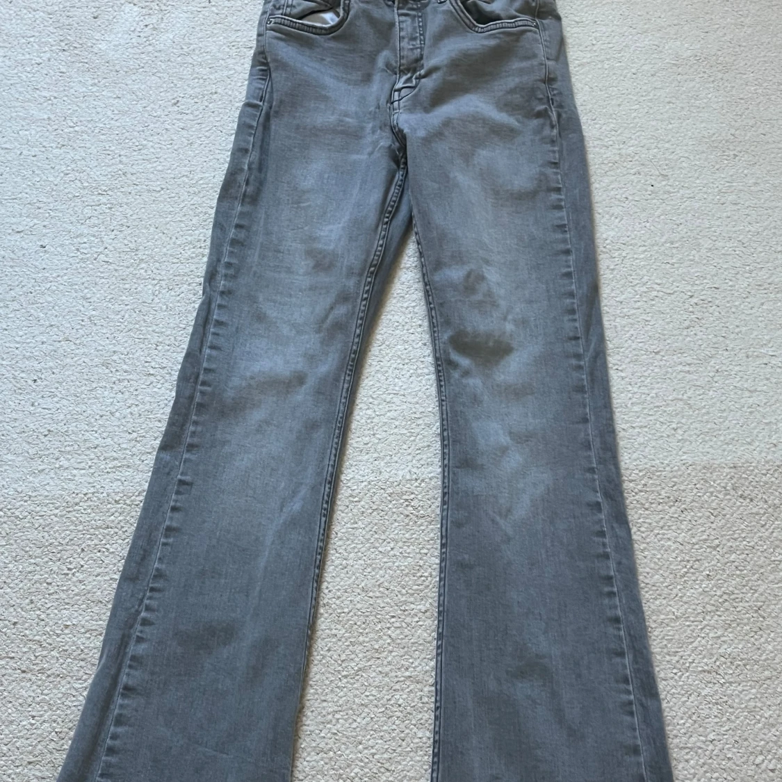Gråa jeans 