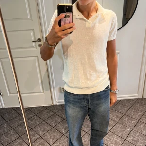 Vit pikétröja stickad  - Säljer min vita stickade pikétröja från Zara som är i mycket bra skick och knappast använd. Den är i storlek S. Kom gärna med prisförslag!!