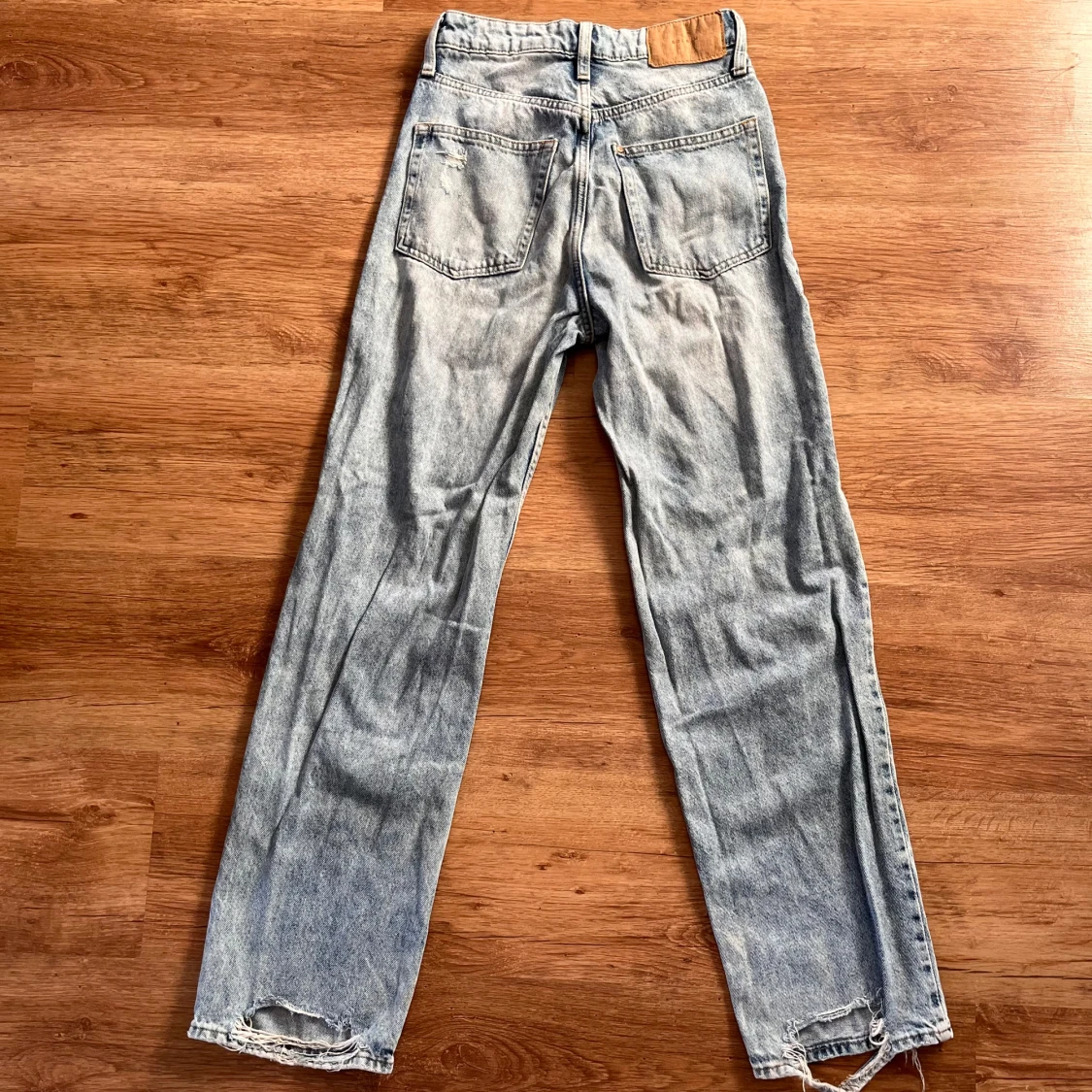 Snygga / coola Ljusblå jeans med slitningar från h&m - 90