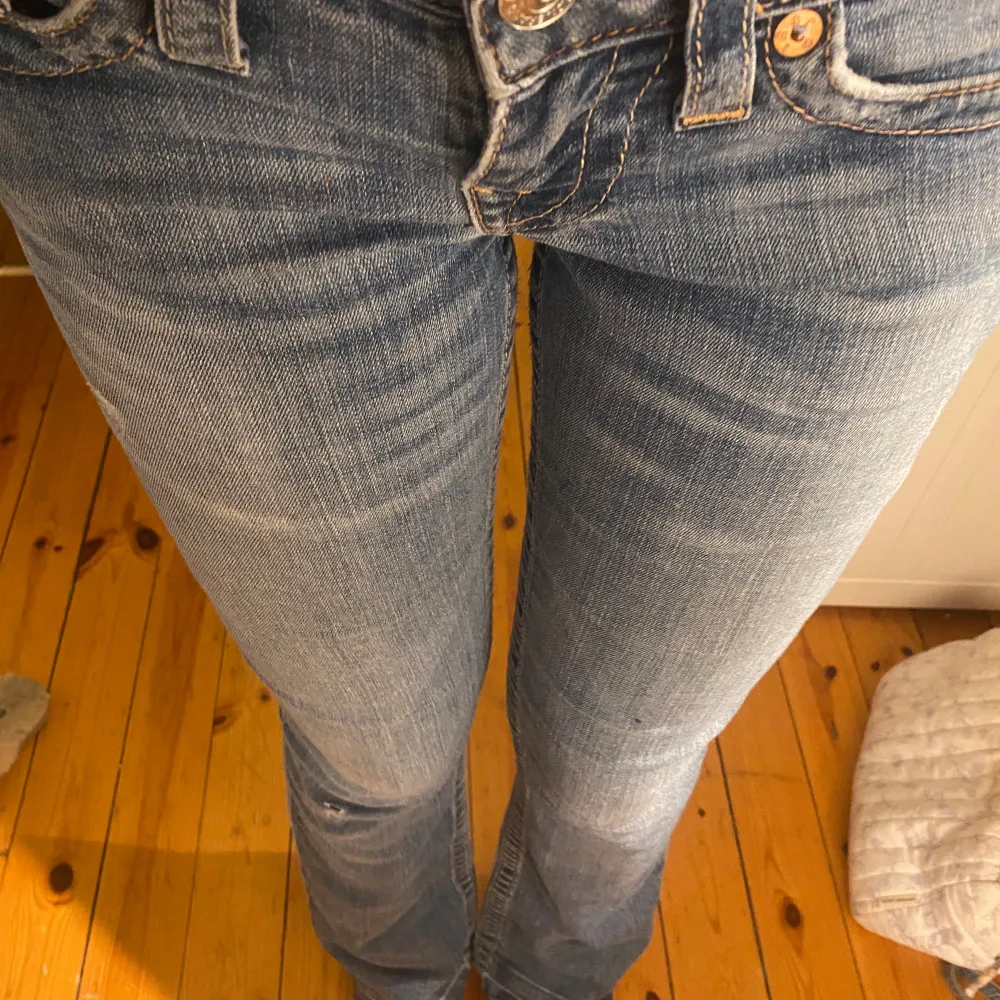 SJUKT snygga jeans från true religion, så fina men känner att det inte är riktigt min stil längre, sparsamt använda. Gylfen går ner ibland, men har löst det med en hårsnodd. Så märks inte! Passar mig perfekt som är 165 med långa ben :) W27 L32. Jeans & Byxor.