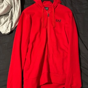 Ea7 hoodie - Säljer denna tröja då den inte längre används. Skick 10/10 