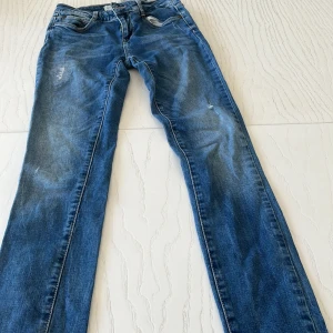 Zara jeans - Är du ute efter ett par skinney jeans med hög midja är fösas absolut helt rätt för dig snygga jeans i storlek 34 (vuxen) suuuuper snygga med ett par boots och en vintage jacka, dessa zara jeans för ett billigt bris är din changs 💗💗