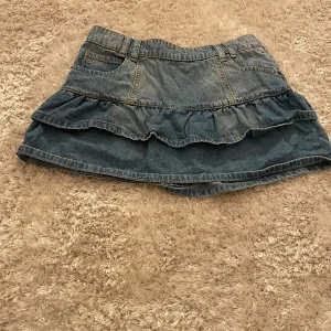 Jeans minikjol - Jättefin jeans minikjol från märket fishbone i storlek XS. Kommer tyvärr inte till användning, inga defekter.🩵🩵