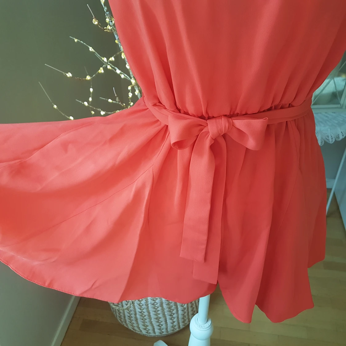 NY romper, kjolsvida ben & knytband i midjan - 90