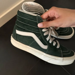 Höga Vans - Säljer dessa gröna vans som inte längre kommer till användning. Dom är i väldigt bra skick och är endast lite smutsiga därav priset.❤️