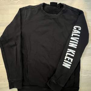 Calvin klein Sweatshirt Hyfsat använd men väldigt snygg Nypris 1199kr Säljs för 200kr