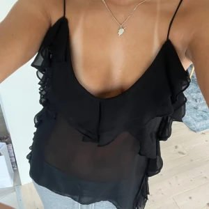 Zara blus - Säljer nu denna fina blus då den ej kommer till användning. Endast använd en gång