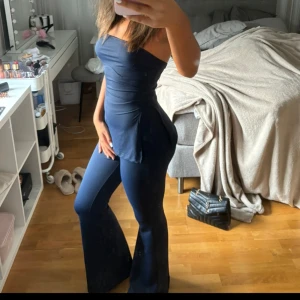 Mörkblått sätt 💙💙 - Jätte skönt matrial, sätter köpes ihopa (byxor + topp). Jätte fint mysigt sätt! 💙💙