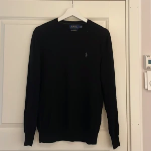 Ralph Lauren Tröja - Säljer denna feta Ralph Lauren merino ull tröja! Tröjan är i storlek S och sitter slim fit.  Cond är 9/10. Perfekt nu till hösten! Ny pris ca 2000kr, mitt pris 599kr. Skriv till mig om minsta lilla fundering!
