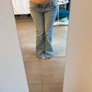 Lågmidjade jeans från h&m som är så sköna och har så fina detaljer på fickorna 🩵🩵lite slitna längst ner vid föterna men inget man märker! Annars är de bra skick pris kan diskuteras 