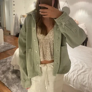 Grön zara jacka - Säljer denna skitsnygga trendiga jeans jacka från zara, prislappen är på och den är helt oanvänd❤️‍🔥