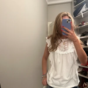 Kortärmad topp - Jätte fin sommar blus med spets från MANGO säljas inte längre 🥰 