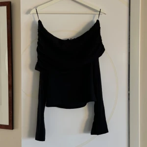 Stickad off shoulder tröja från Gina - Söt finstickad off shoulder tröja från Gina! Aldrig använd💕Pris går bra att förhandla vid snabb affär❣️